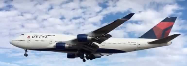 The last Delta Air Lines Boeing 747 lands for the last time, at the Pinal Airpark in Arizona, on January 3, 2018